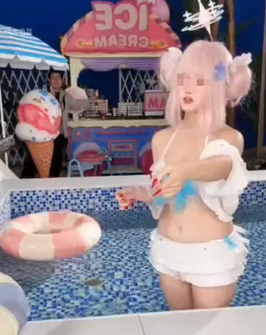 女生穿比基尼参加cosplay被猥琐男骚扰，视频却被吐槽：穿这样真不怪别人（视频/组图） - 5