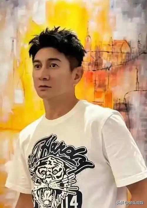 55岁吴奇隆染黄毛开演唱会!录VCR嘴歪鼻头大,颜值难回“四爷”(组图) - 34
