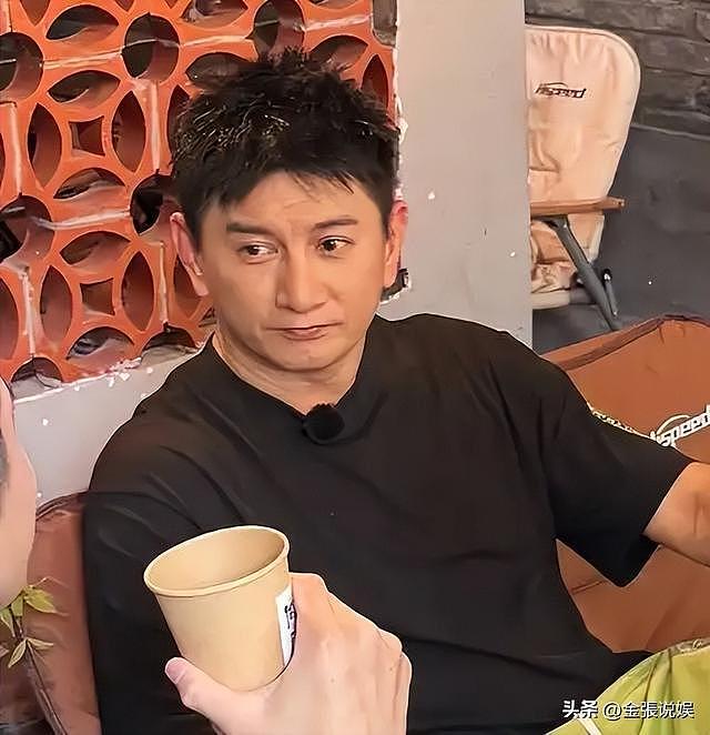55岁吴奇隆染黄毛开演唱会!录VCR嘴歪鼻头大,颜值难回“四爷”(组图) - 33