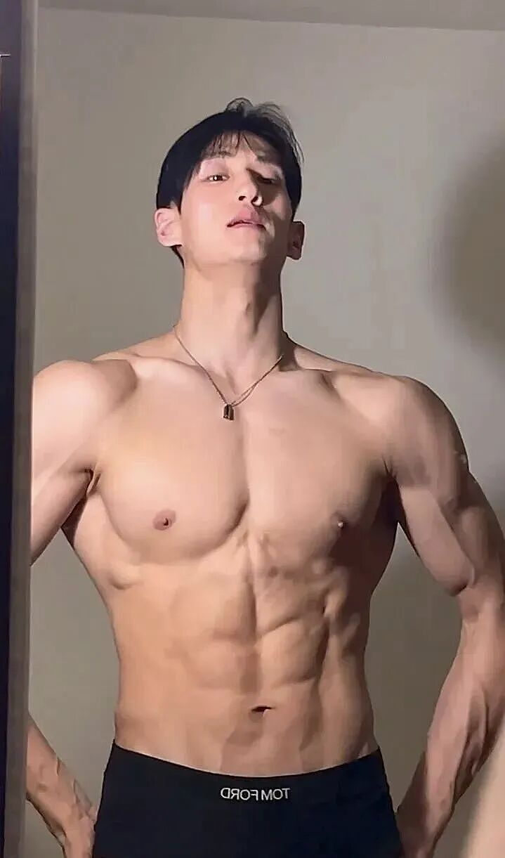 【帅哥】黑皮男神亮色泳裤海滩秀肌肉，肌肉身材大胸肌翘臀太撩了（组图） - 4