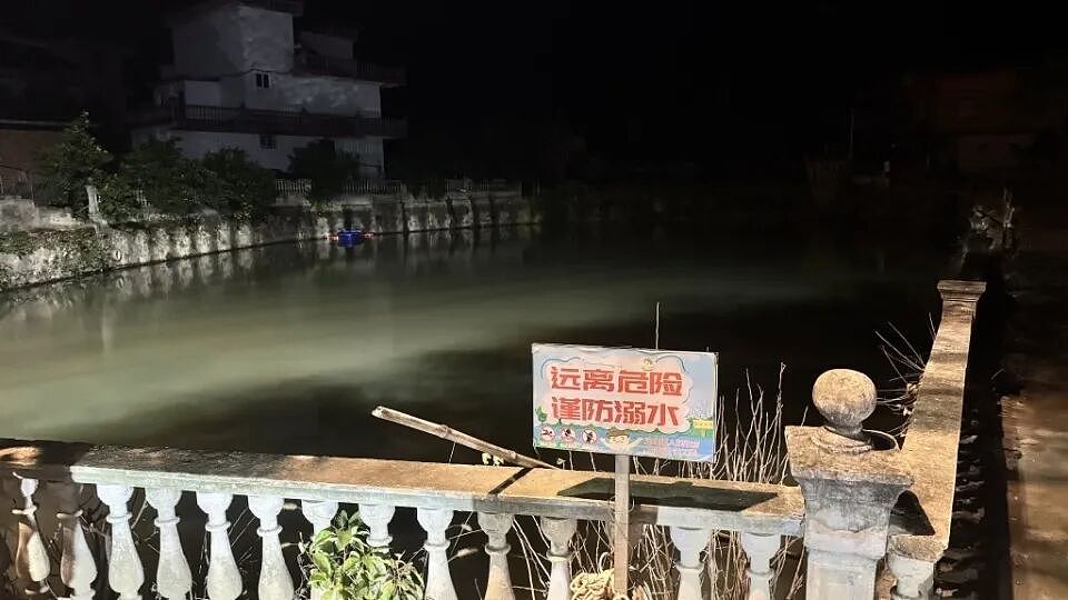 江西一车辆落水致8人遇难，知情人发声：事故车是7座SUV，主要负责接送孩子（组图） - 1