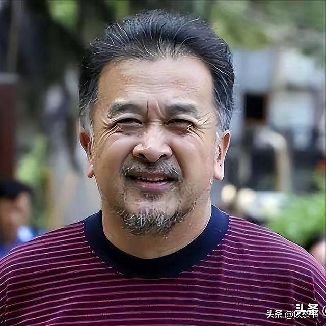 65岁黄宏现状：满脸胡渣住普通房，曾享少将军衔（组图） - 1