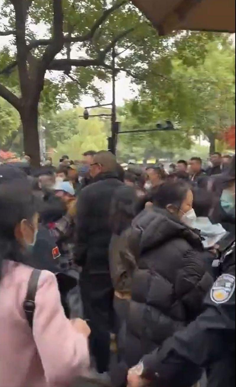 浙金中心爆雷200亿引发抗争，祥源老董俞发祥被带走（组图） - 1