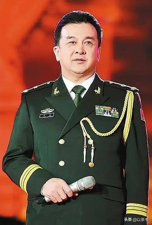 65岁黄宏现状：满脸胡渣住普通房，曾享少将军衔（组图） - 12