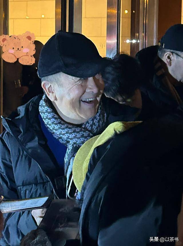 65岁黄宏现状：满脸胡渣住普通房，曾享少将军衔（组图） - 9