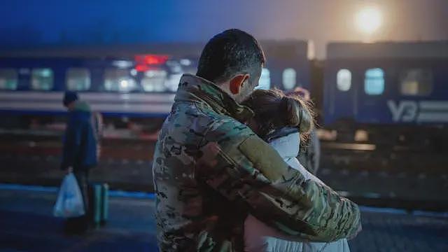 “没有时间流泪”：搭乘“爱之列车”到前线探亲的乌克兰女性（组图） - 1