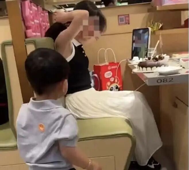 海底捞白嫖蛋糕的母子，为什么会遭全网群嘲？（组图） - 4