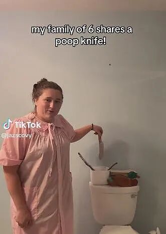 看呆！一家六口上厕所不用纸，共用一把“刮屎刀”？！然后她亲上去了...（组图） - 1
