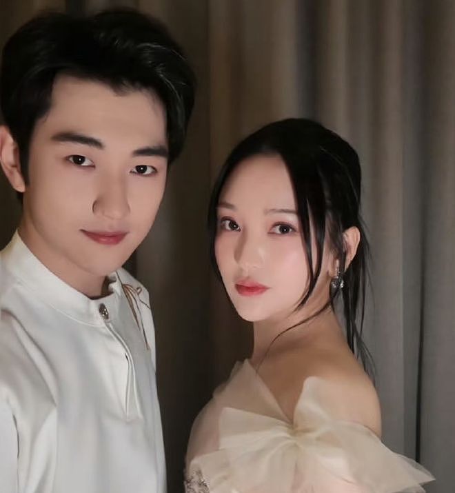 金莎被小19岁男友求婚，成功后拥抱亲吻，男方已同意婚前财产公证（组图） - 1