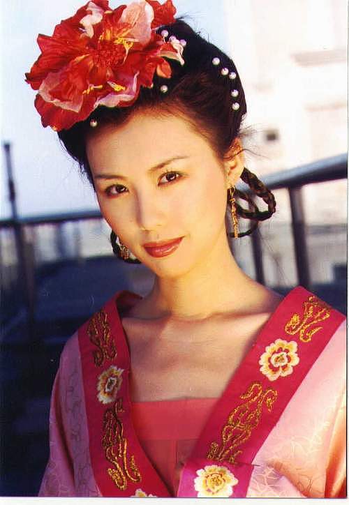 田朴珺否认带资进组:曾靠红烧肉拿下王石,18线逆袭成百亿阔太?(组图) - 9