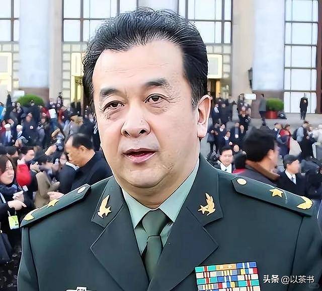 65岁黄宏现状：满脸胡渣住普通房，曾享少将军衔（组图） - 15