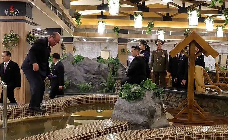 搭肩搂腰样样来!金正恩超宠金主爱,父女亲暱关系引保守北韩议论(组图) - 2