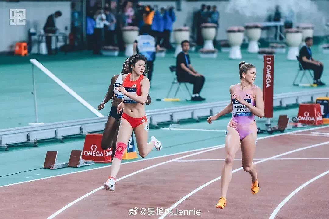 【美女】吴艳妮,浓妆艳抹黑丝写真被喷上热搜第一!她却一路凯歌冠军拿到手软!黑粉彻底喷不动了(组图) - 8