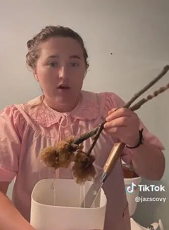 看呆！一家六口上厕所不用纸，共用一把“刮屎刀”？！然后她亲上去了...（组图） - 2