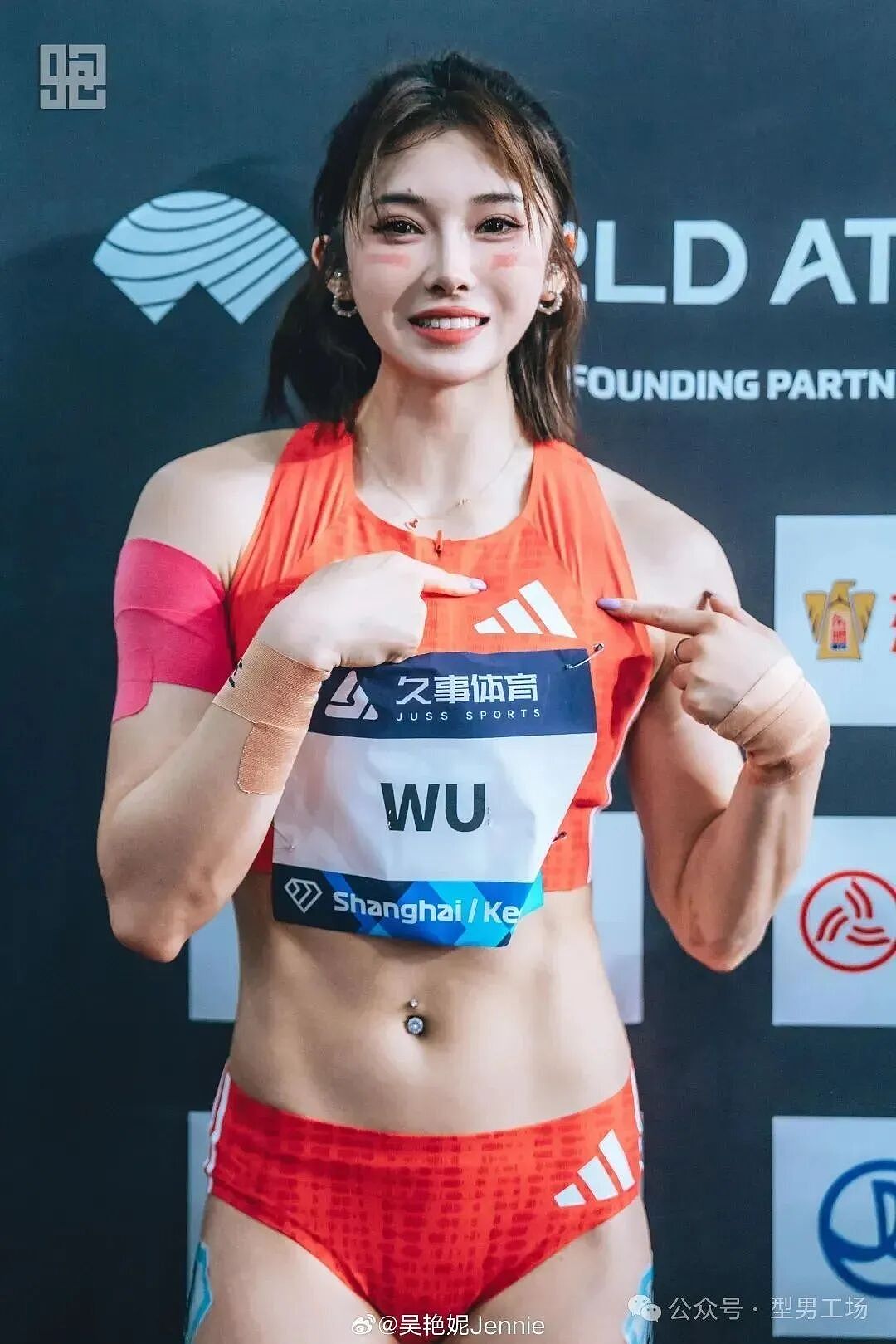 【美女】吴艳妮,浓妆艳抹黑丝写真被喷上热搜第一!她却一路凯歌冠军拿到手软!黑粉彻底喷不动了(组图) - 3