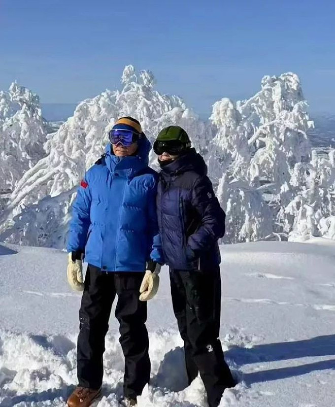 王菲陪刘嘉玲夫妇滑雪,端咖啡坐梁朝伟旁(组图) - 8