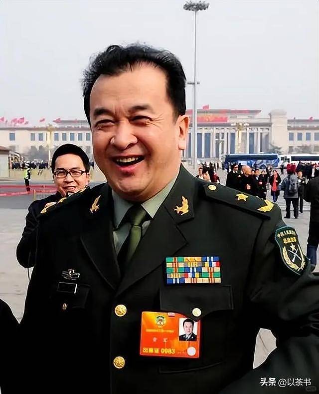 65岁黄宏现状：满脸胡渣住普通房，曾享少将军衔（组图） - 11