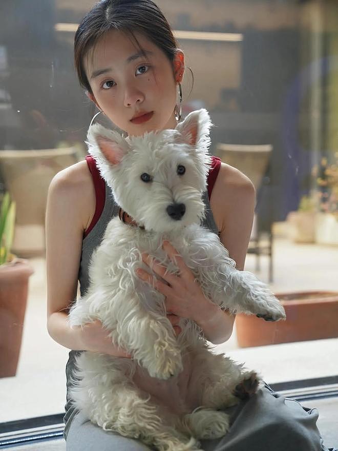 黄磊大女儿黄多多晒近照，抱狗狗出镜画面有爱，颜值好高太像孙莉（组图） - 3