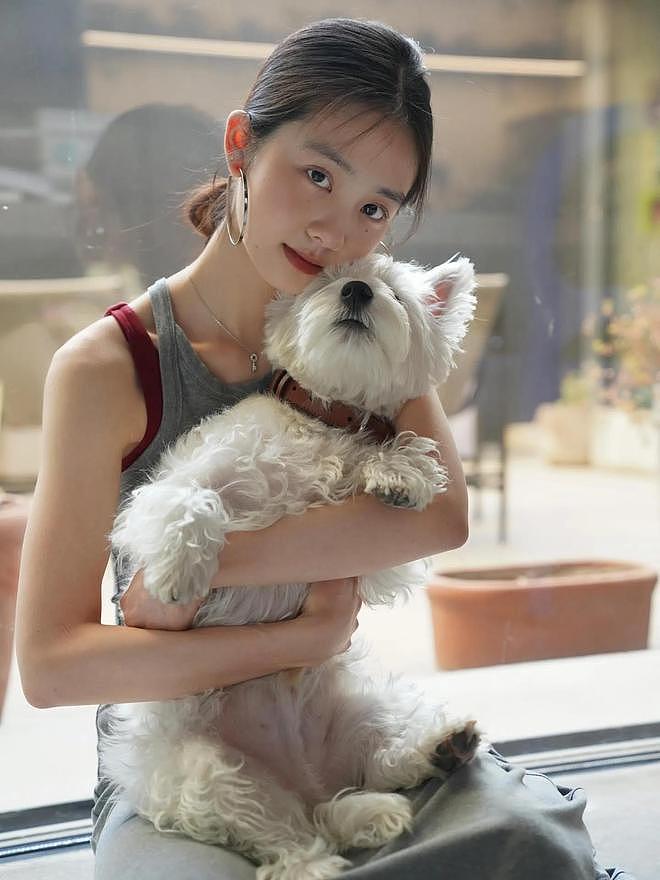 黄磊大女儿黄多多晒近照，抱狗狗出镜画面有爱，颜值好高太像孙莉（组图） - 2