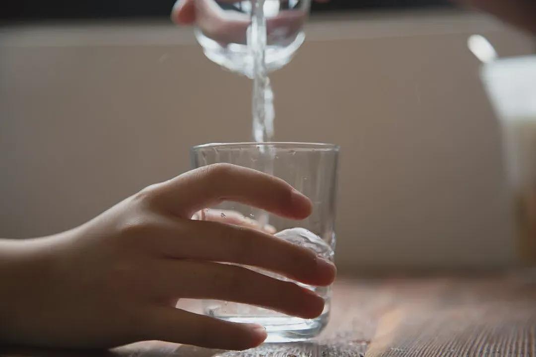 菜刀插进胸膛8年竟浑然不知，这位狠人震惊医学界（组图） - 8