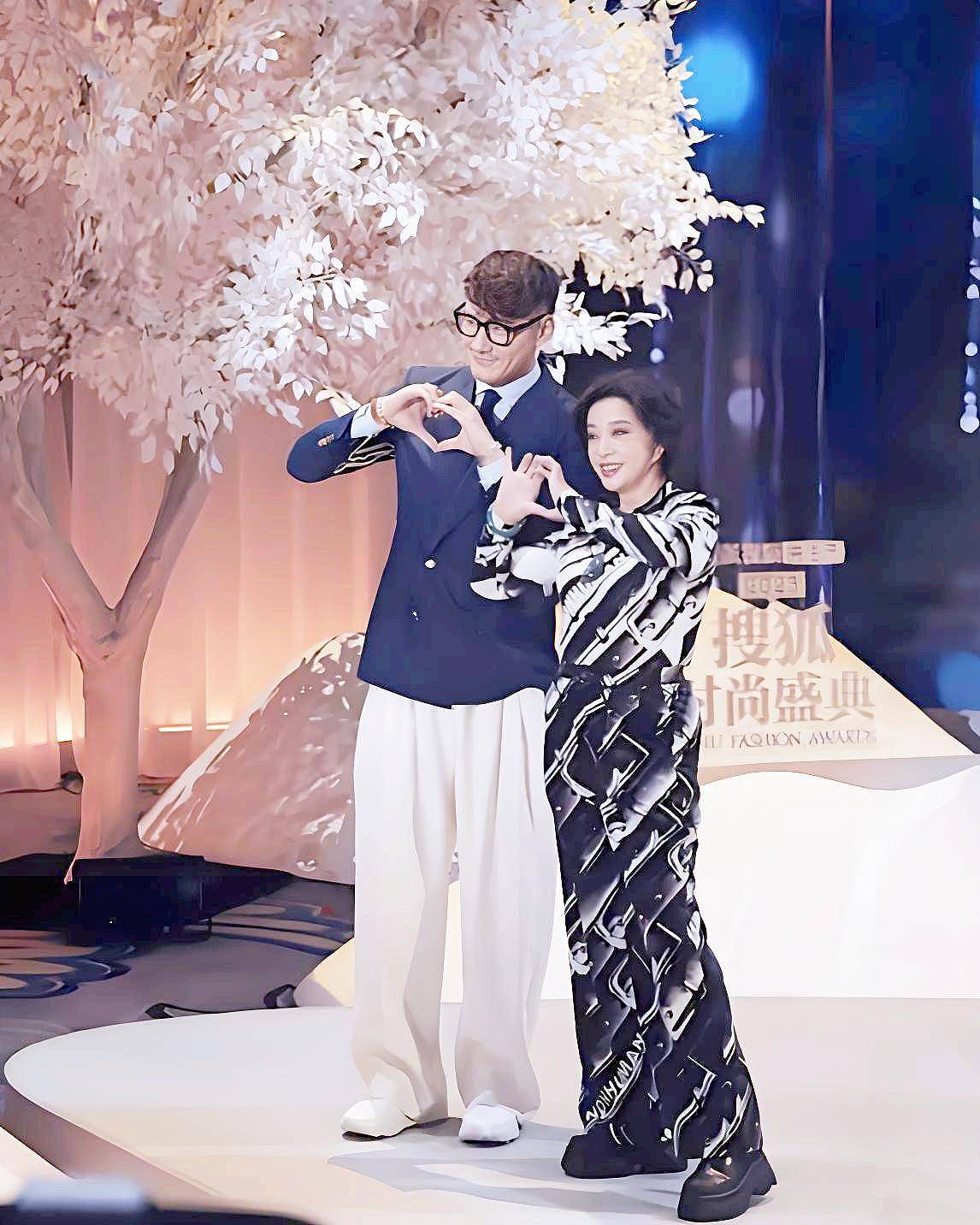 75岁刘晓庆与胡兵走红毯！看上去像姐弟俩（组图） - 2
