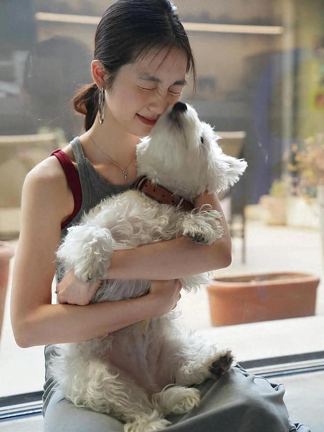 黄磊大女儿黄多多晒近照，抱狗狗出镜画面有爱，颜值好高太像孙莉（组图） - 1