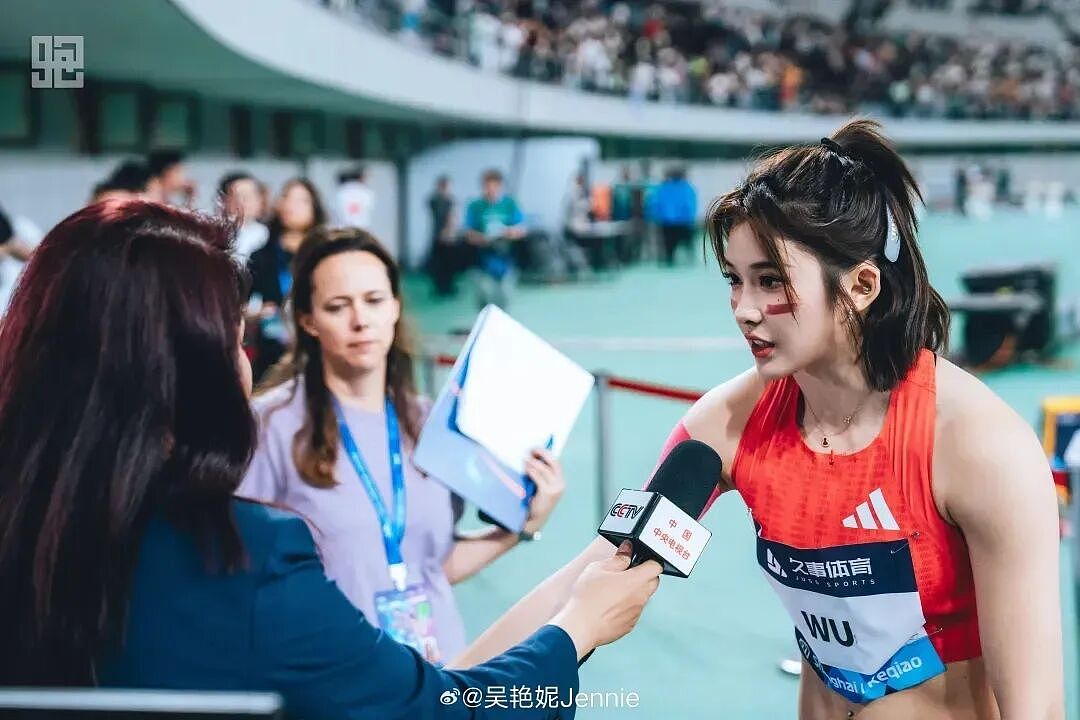 【美女】吴艳妮,浓妆艳抹黑丝写真被喷上热搜第一!她却一路凯歌冠军拿到手软!黑粉彻底喷不动了(组图) - 7