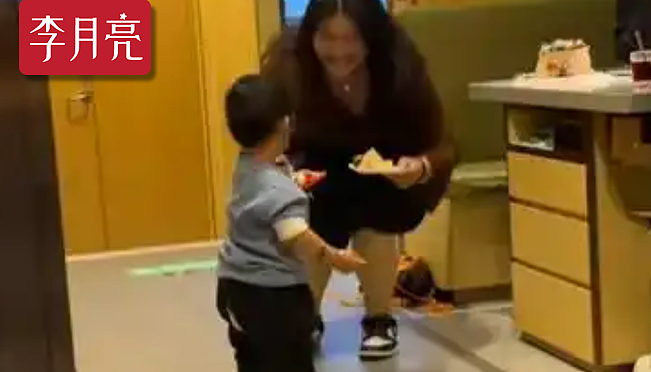 海底捞白嫖蛋糕的母子，为什么会遭全网群嘲？（组图） - 1