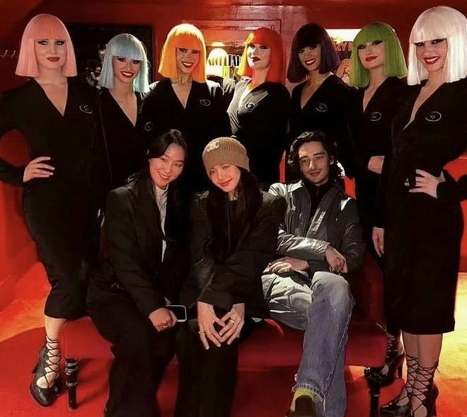 Lisa确定在圣诞节助阵疯马秀，粉丝表示这是女王行为，二登疯马秀（组图） - 2