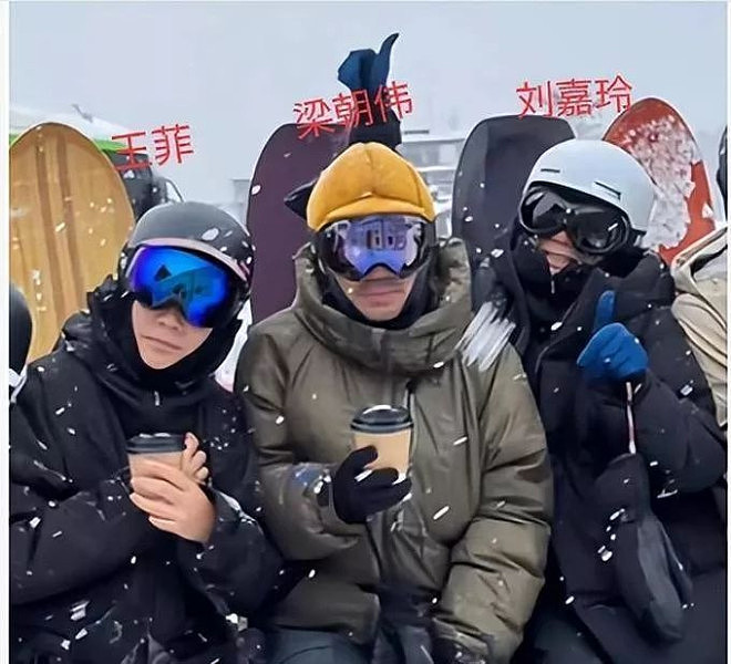 王菲陪刘嘉玲夫妇滑雪,端咖啡坐梁朝伟旁(组图) - 11