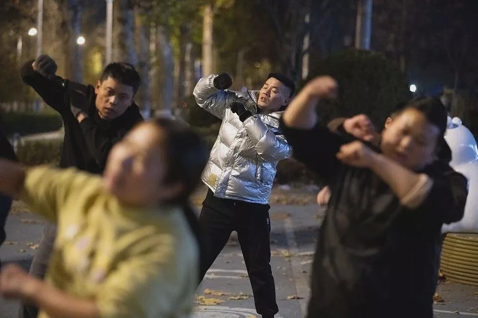 在肿瘤医院旁，一群父母“尬舞”一整晚（组图） - 13