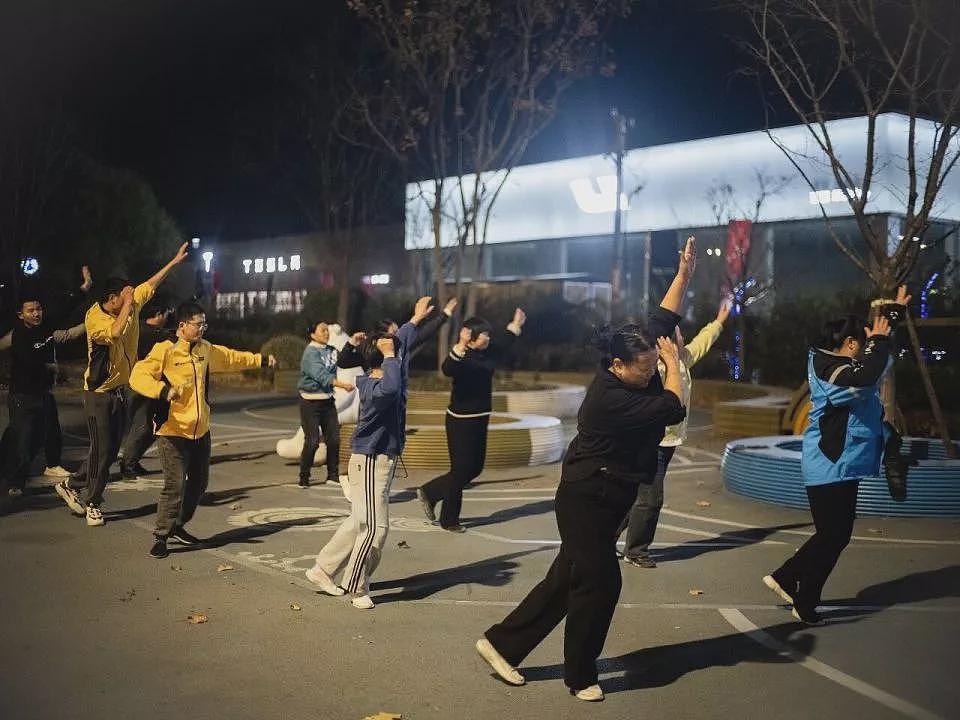 在肿瘤医院旁，一群父母“尬舞”一整晚（组图） - 17