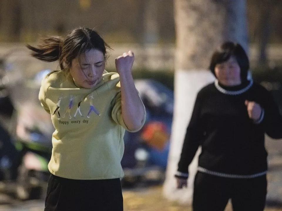 在肿瘤医院旁，一群父母“尬舞”一整晚（组图） - 5