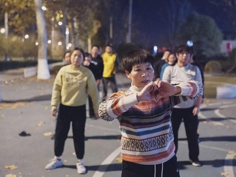 在肿瘤医院旁，一群父母“尬舞”一整晚（组图） - 20