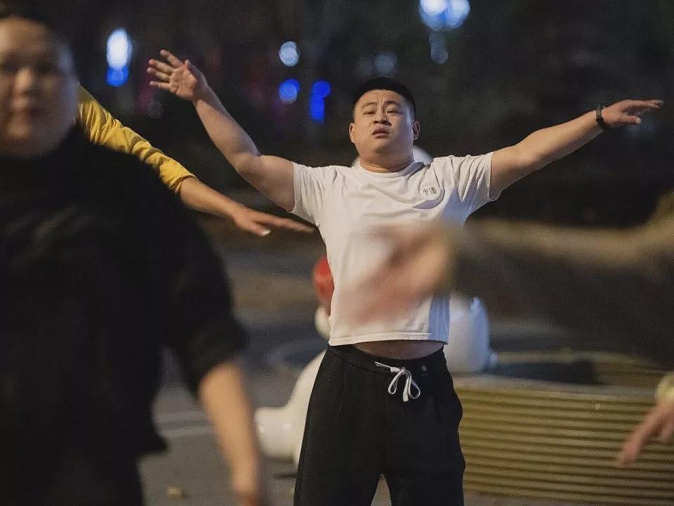 在肿瘤医院旁，一群父母“尬舞”一整晚（组图） - 9