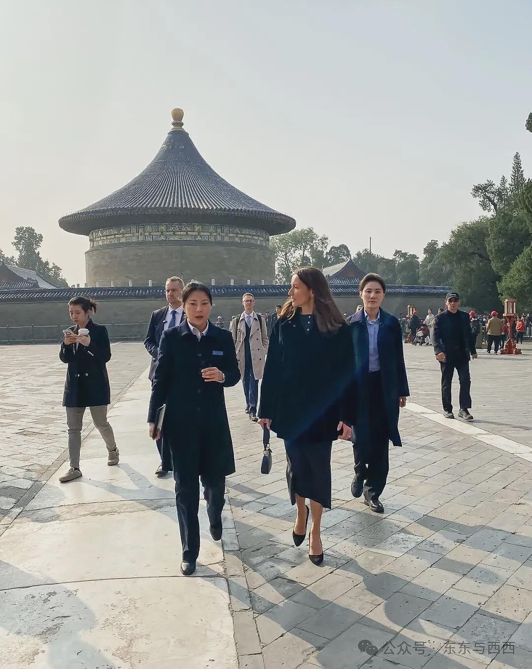 她才是王后顶配！寒冬穿短袖斗艳总统夫人，带公主闯联合国赢很大（组图） - 10