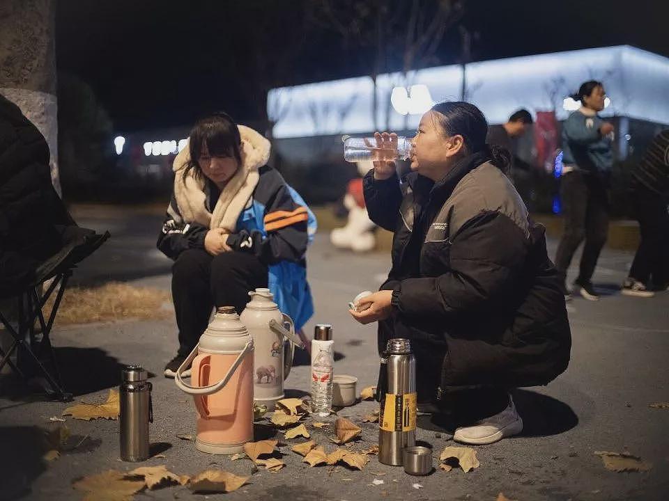 在肿瘤医院旁，一群父母“尬舞”一整晚（组图） - 8