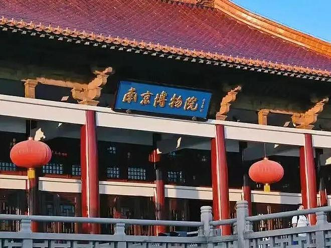 南京博物院前院长徐湖平夫妻被带走！身份背景曝光，子女涉国宝贱卖案（组图） - 5