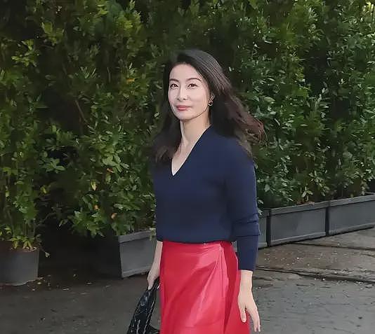 不装了,44岁郭晶晶再传喜讯,让霍震霆“沉默”(组图) - 2