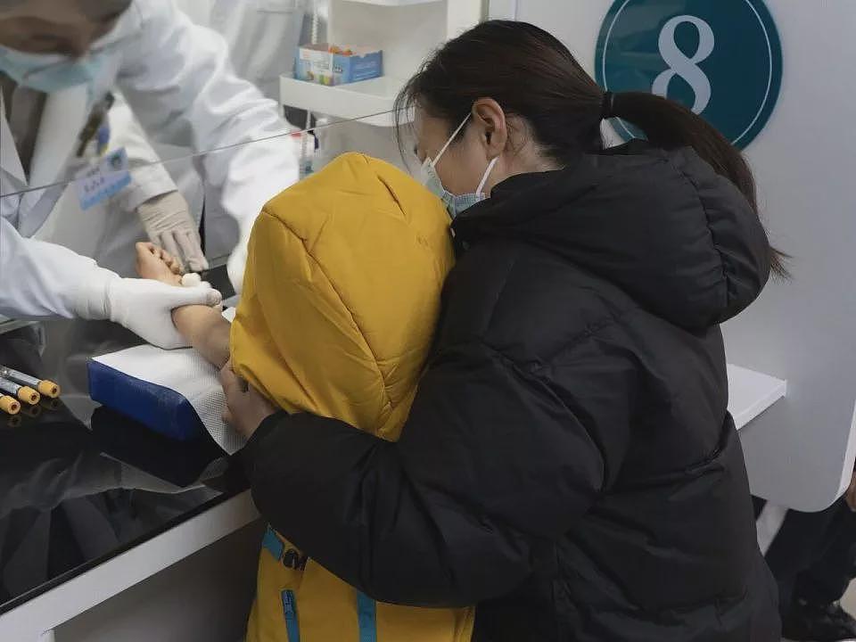 在肿瘤医院旁，一群父母“尬舞”一整晚（组图） - 12