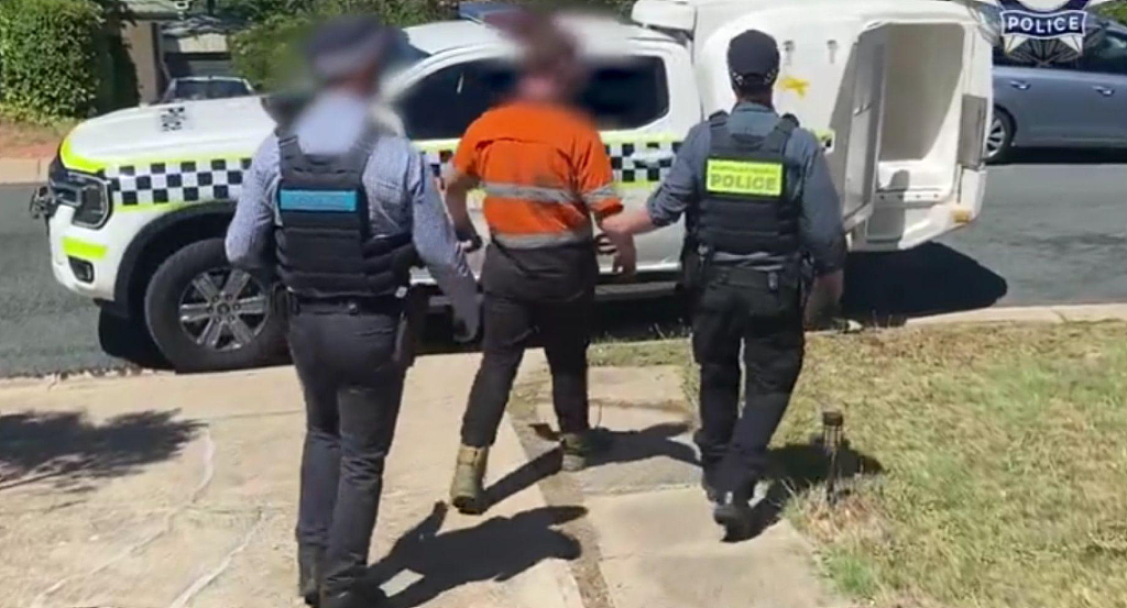 涉在购物中心行纳粹礼，澳18岁男子被捕！家中搜出仇恨贴纸（组图） - 2