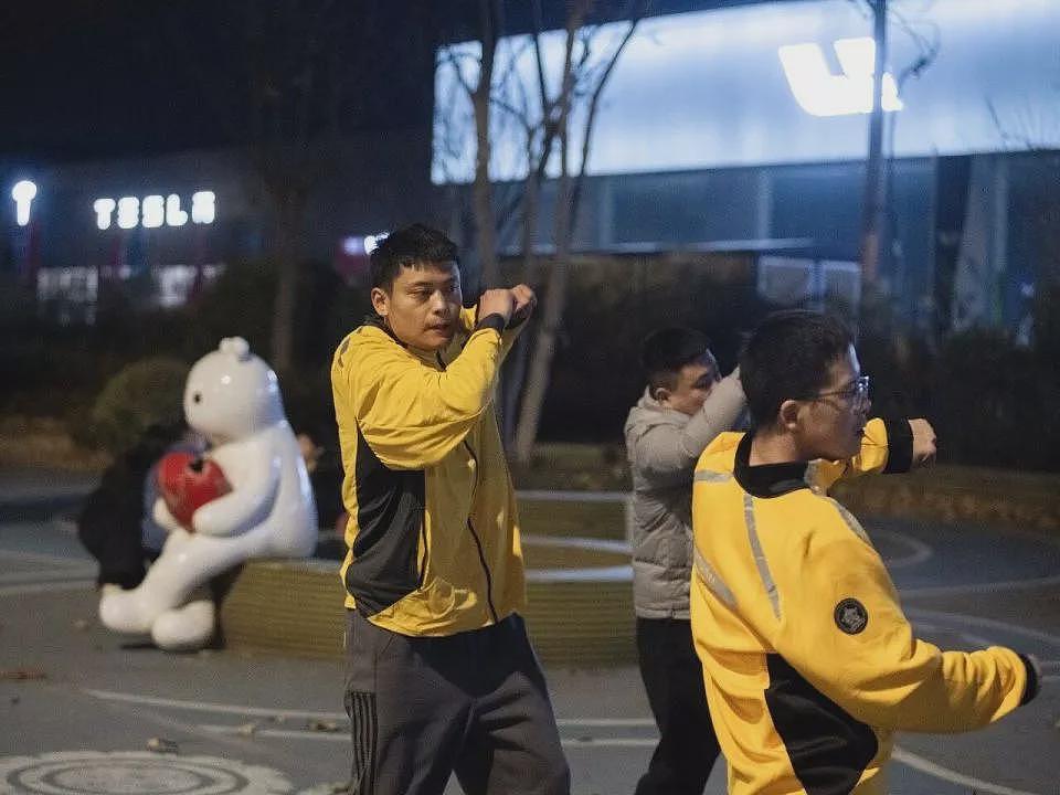 在肿瘤医院旁，一群父母“尬舞”一整晚（组图） - 11