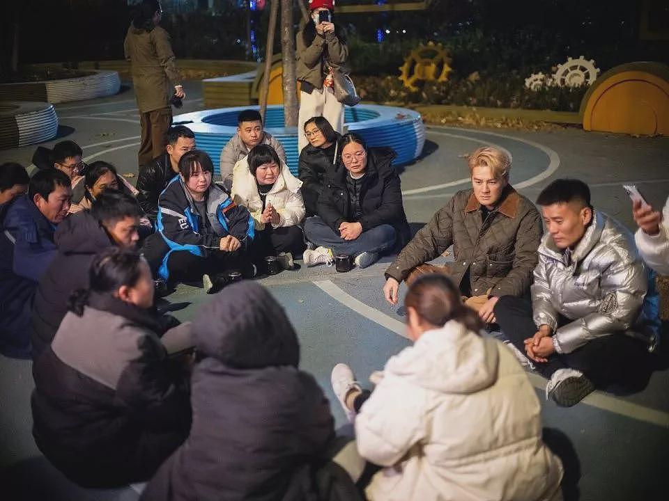 在肿瘤医院旁，一群父母“尬舞”一整晚（组图） - 26