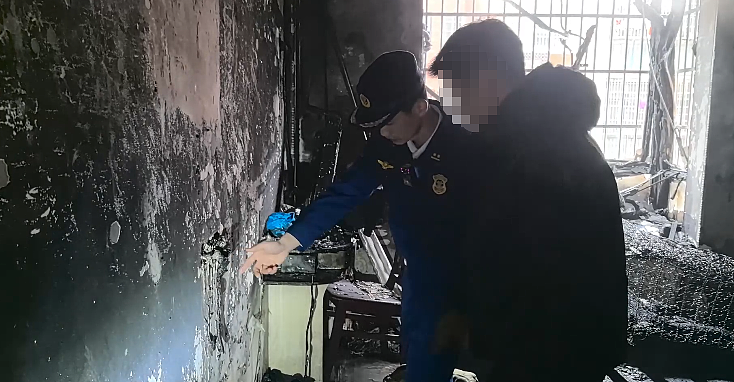 儿子一个操作把家烧了!妈妈面对废墟崩溃痛哭,不少人也这样做(组图) - 5