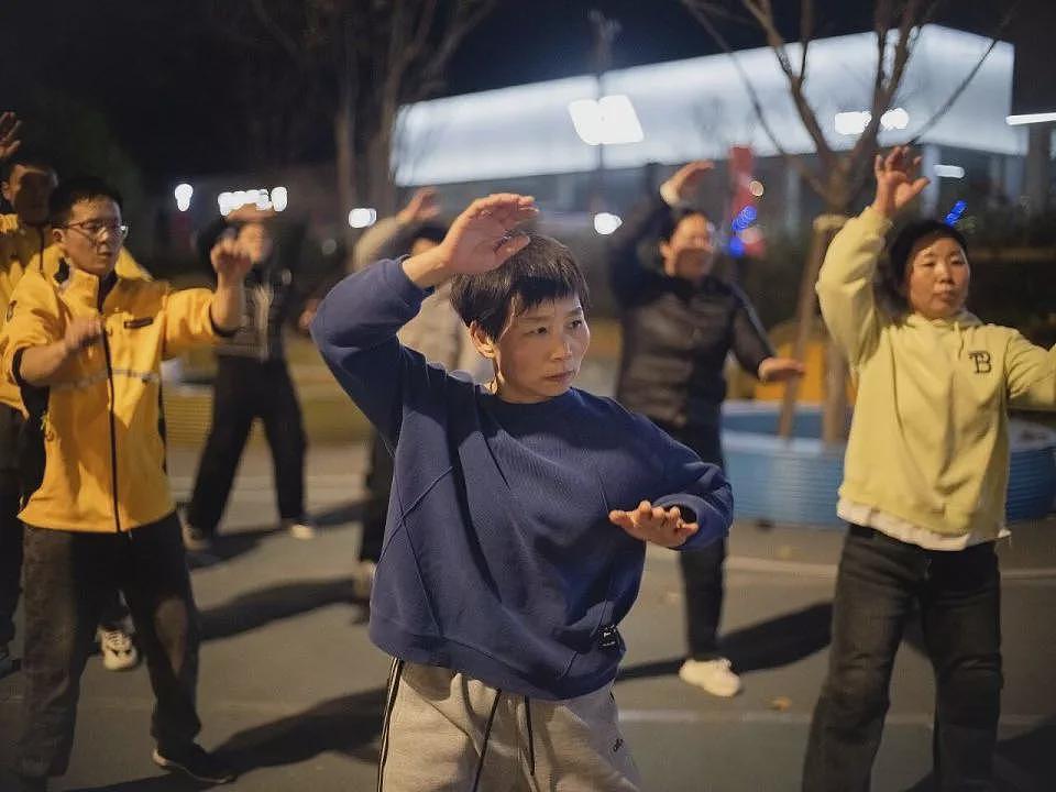 在肿瘤医院旁，一群父母“尬舞”一整晚（组图） - 1