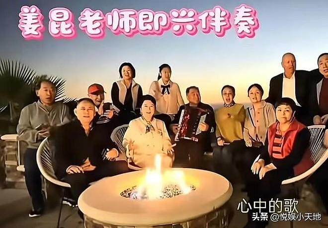 炸锅！网传姜昆在美国豪宅唱红歌过圣诞，被网友骂到关评！多年前曾呼吁抵制圣诞（视频/组图） - 5