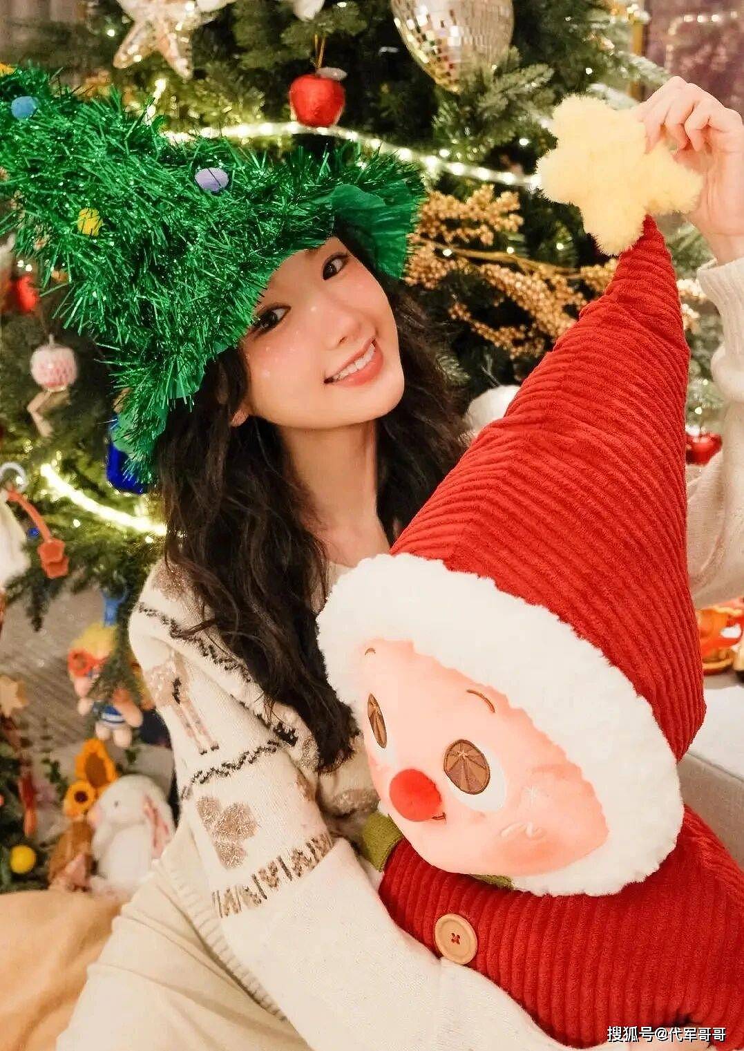 37岁毛晓彤晒圣诞美照,少女感爆棚宛如18岁(组图) - 7