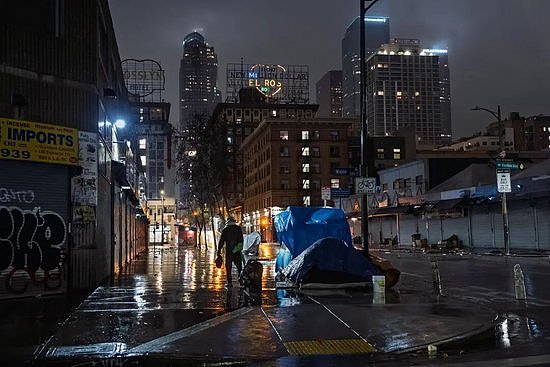 美国体面人的“斩杀线”：他们努力工作却无家可归（组图） - 1