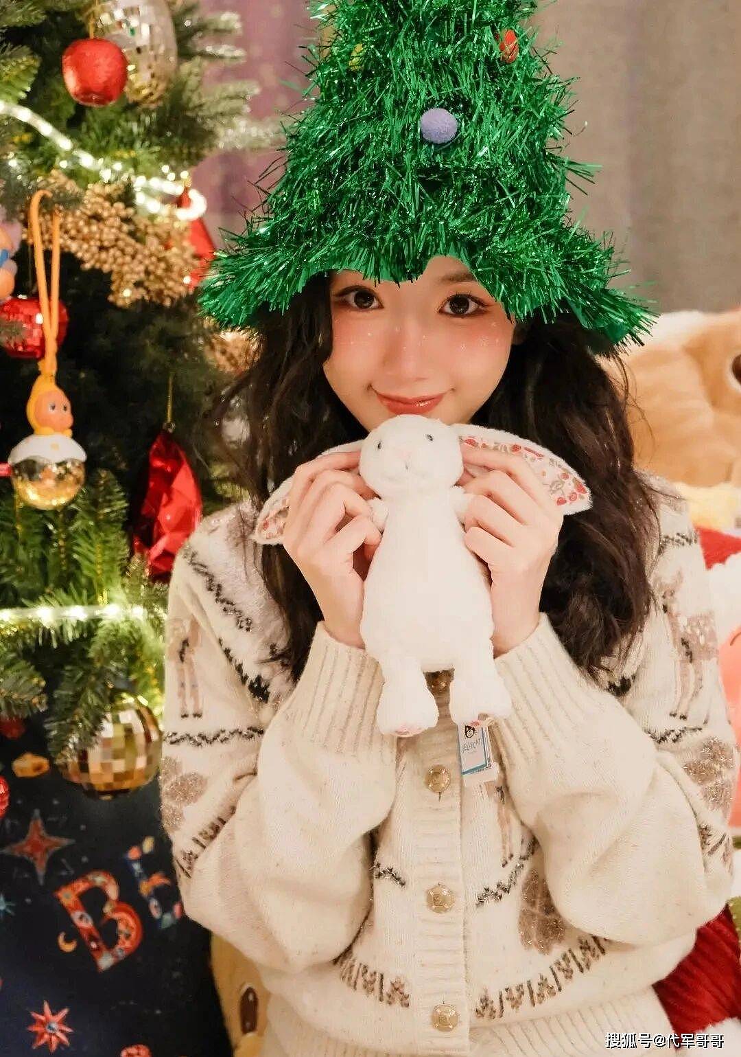 37岁毛晓彤晒圣诞美照,少女感爆棚宛如18岁(组图) - 5