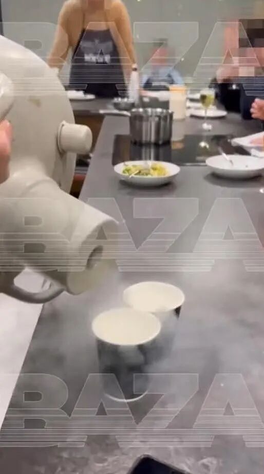 俄罗斯老哥喝下“液氮饮料”，呛得直不起腰，前一秒还在笑，马上胃裂了...（组图） - 1